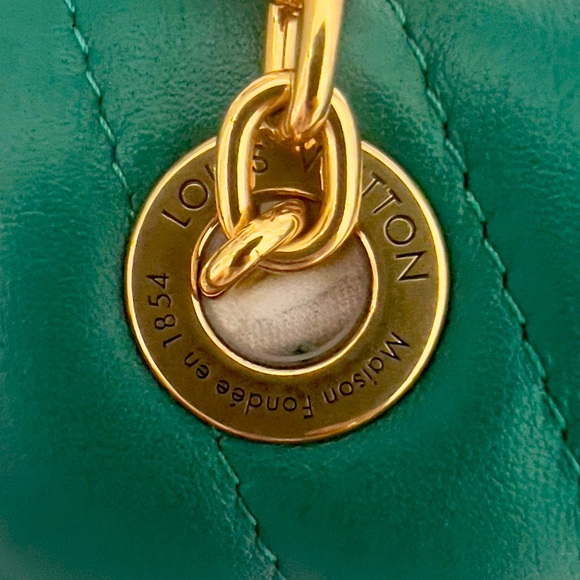 Louis Vuitton Green Leather Shoulder Bag with Gold Chain - Picture 12 of 14